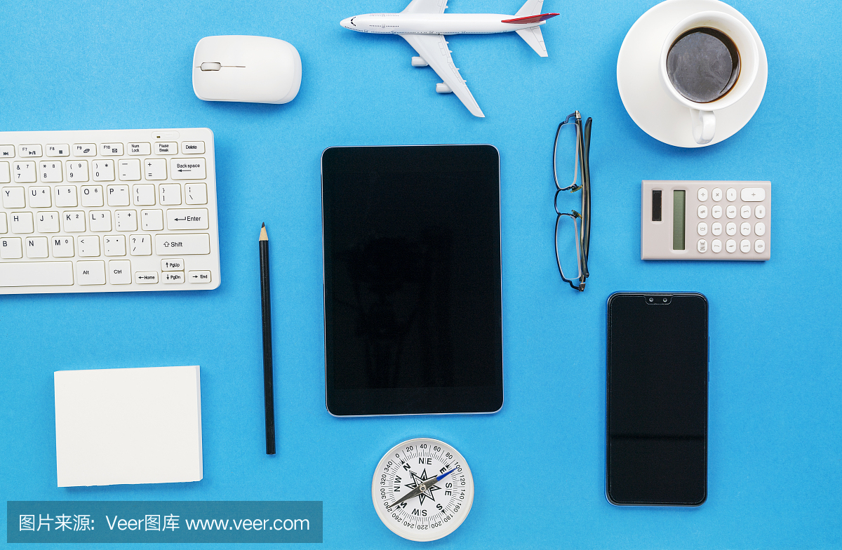 俯視圖的辦公室辦公桌桌子的業(yè)務工作場所和業(yè)務對象上的藍色背景